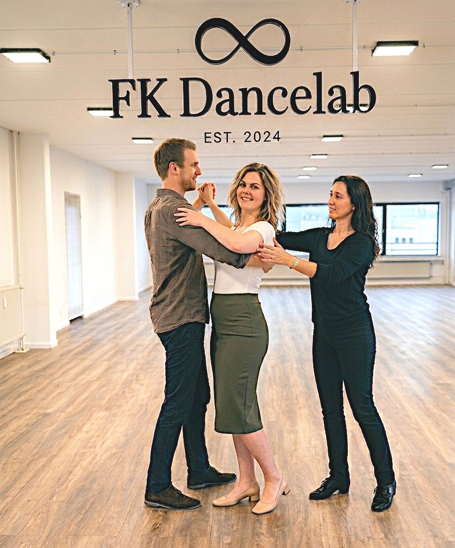 Lær at danse brudevals. Undervisning i brudevals. Billedet er AI-genereret.